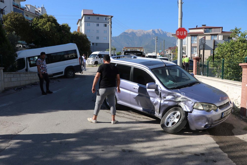 Okul servis minibüsü ile otomobil çarpıştı; 9'u öğrenci, 14 yaralı