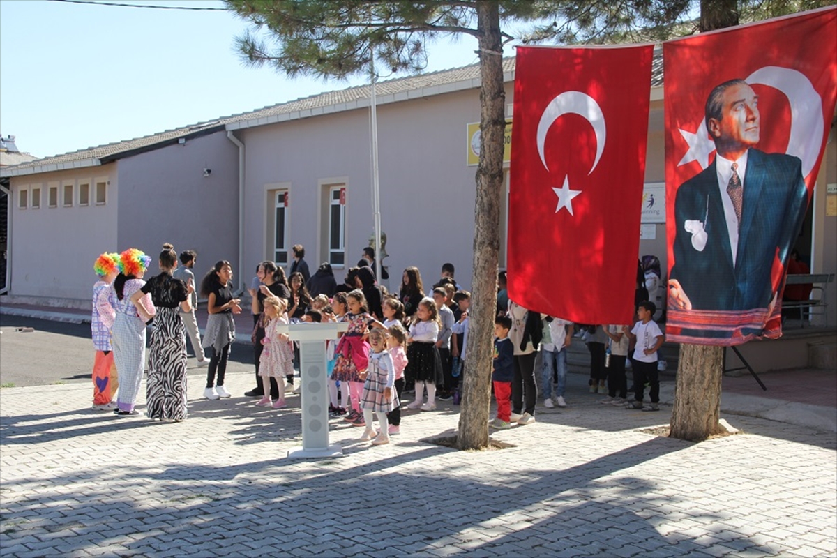 yalihuyuk-ilcesinde-2023-2024-egitim-ve-ogretim-yili-ilkogretim-haftasi-programi-kutlama-duzenlendi.jpg