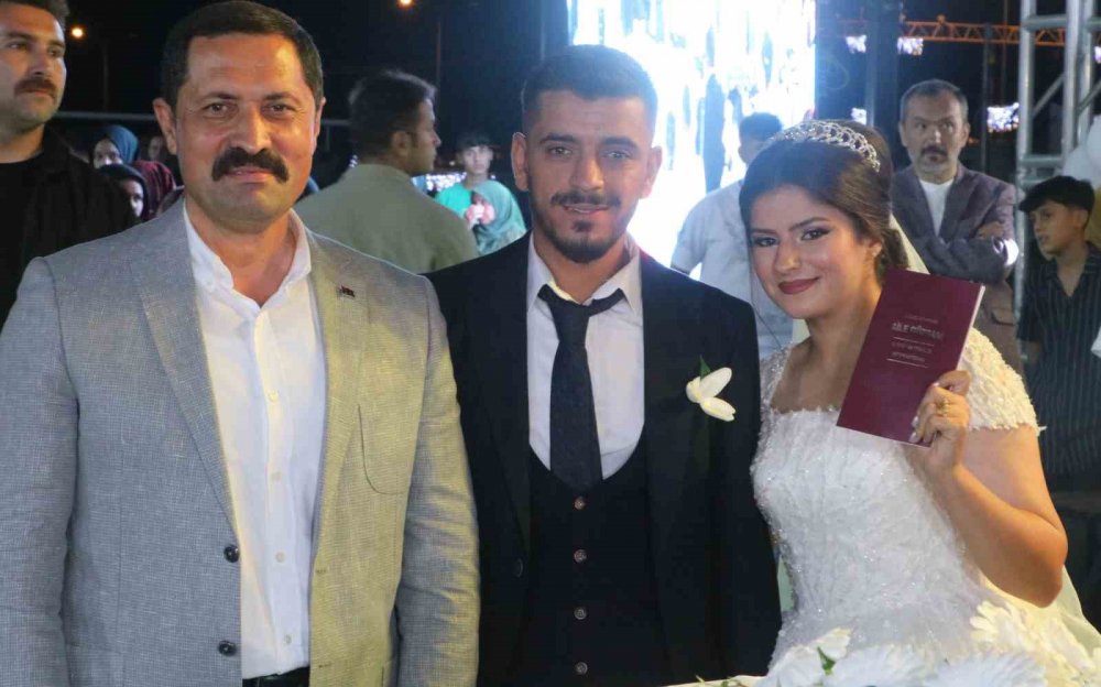 Hatay'da 100 depremzede çift, toplu düğün töreniyle dünya evine girdi.