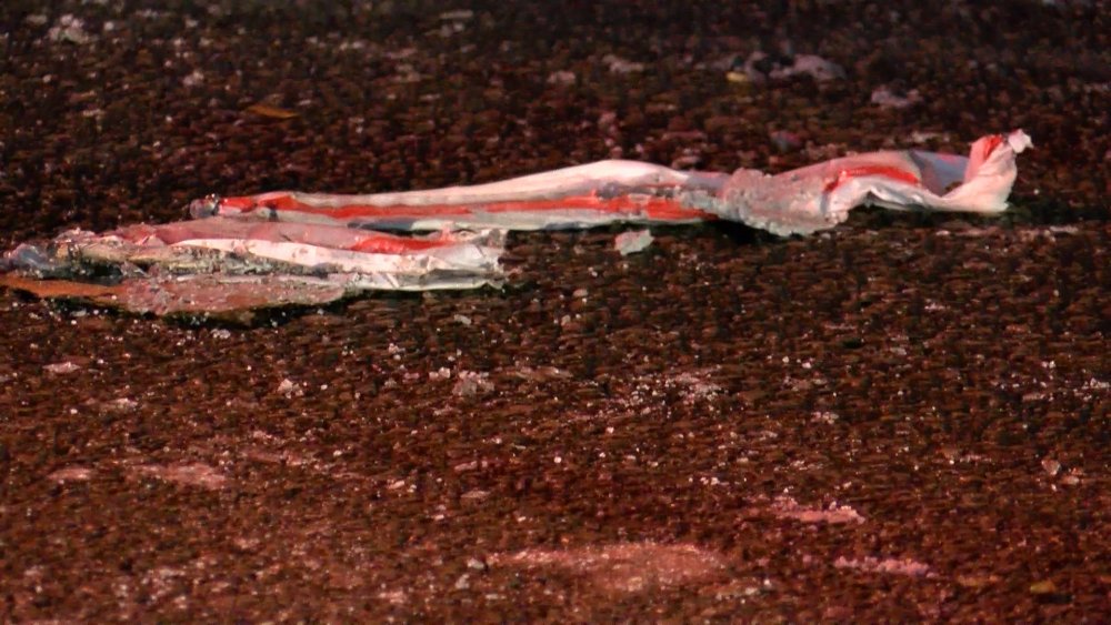 Dinamit yüklü kamyon devrildi; yol trafiğe kapatıldı