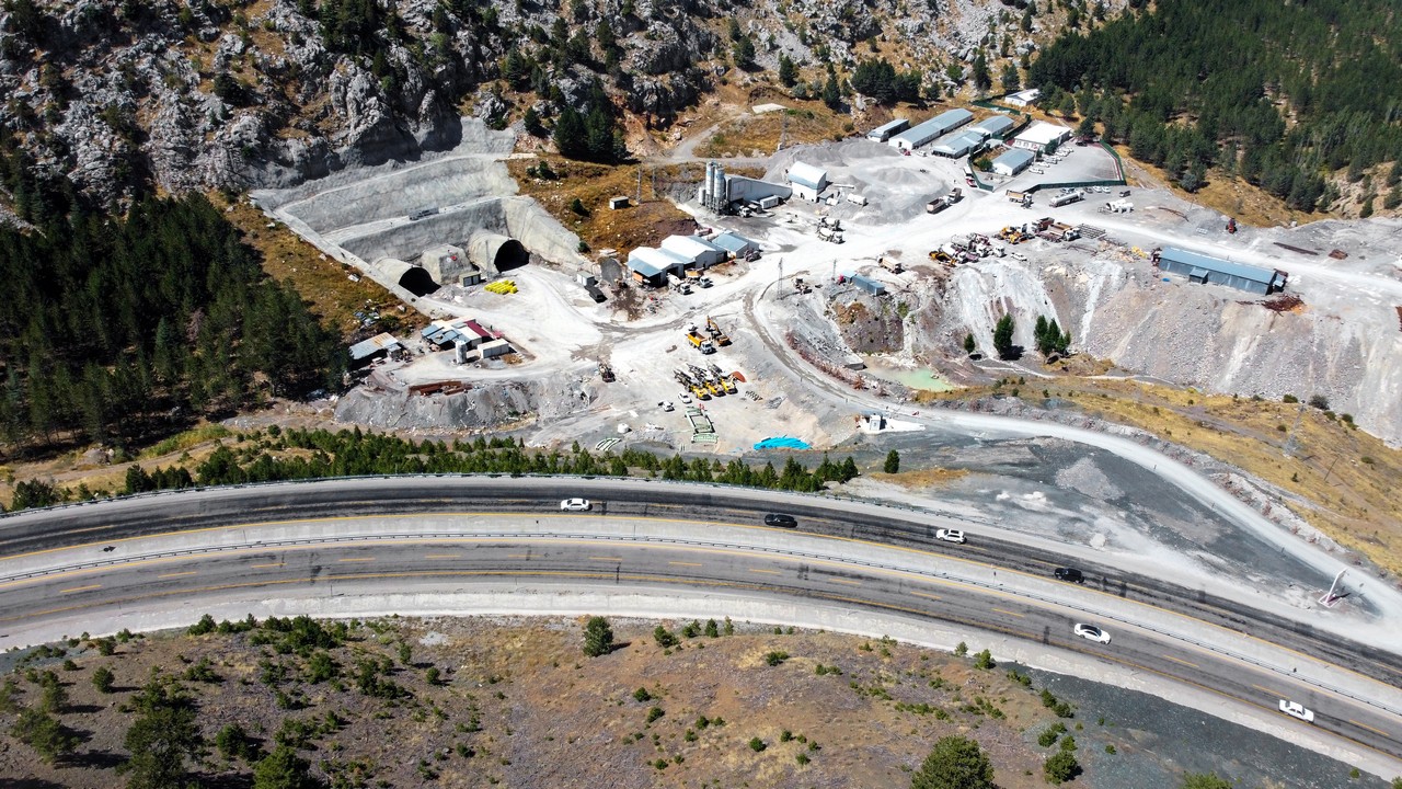 konya-antalya-kara-yolundaki-7-bin-360-metrelik-alacabel-tuneli-ve-baglanti-yolu.jpg