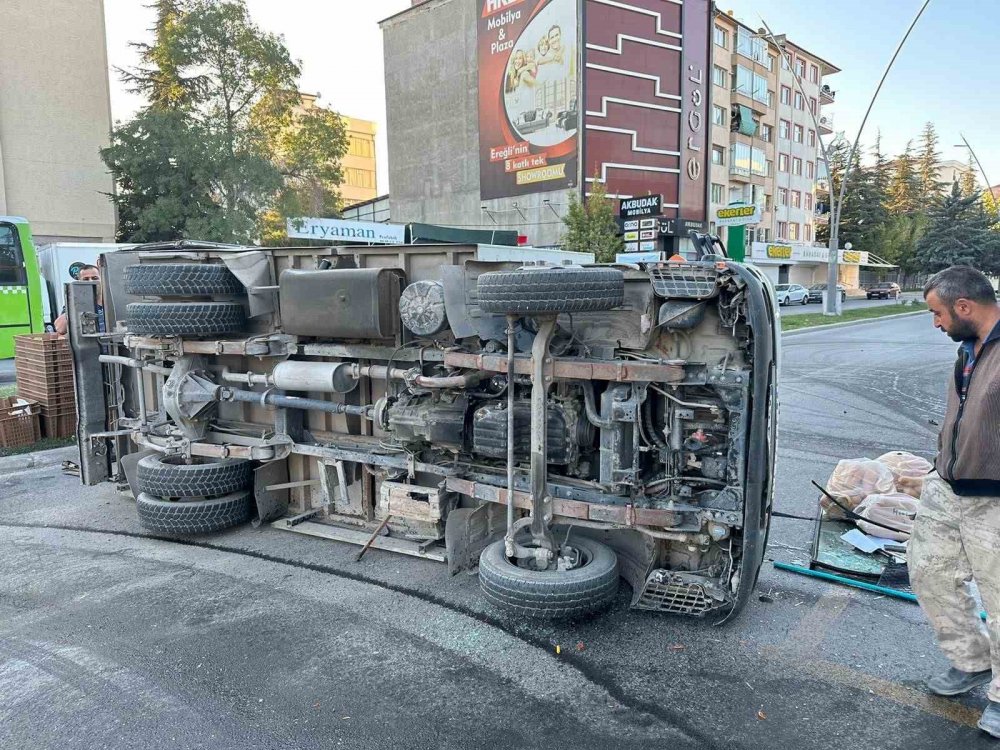 Konya'da ekmek servis araçları çarpıştı!