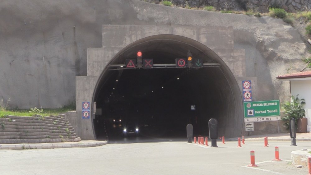 Tünelde 3 aracın karıştığı zincirleme kaza anı kamerada; 6 yaralı