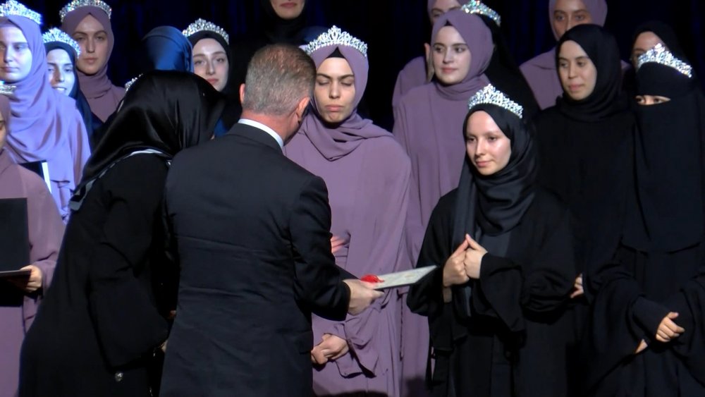 Esra Albayrak hafız gençlere taç taktı