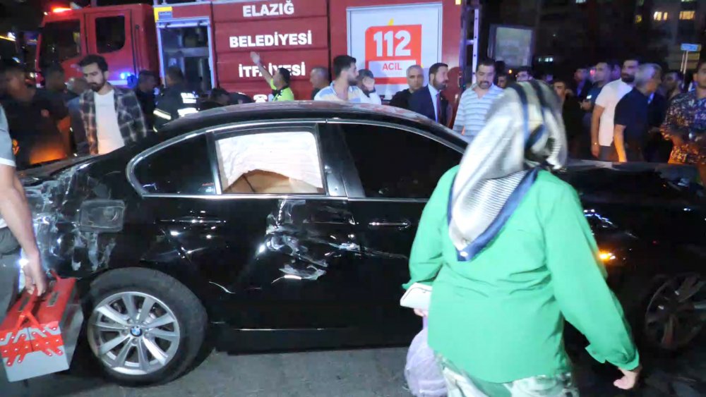 2 otomobil çarpıştı: 6 yaralı