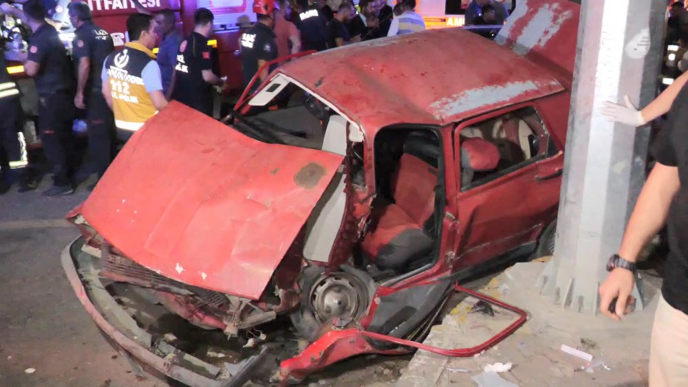 2 otomobil çarpıştı: 6 yaralı