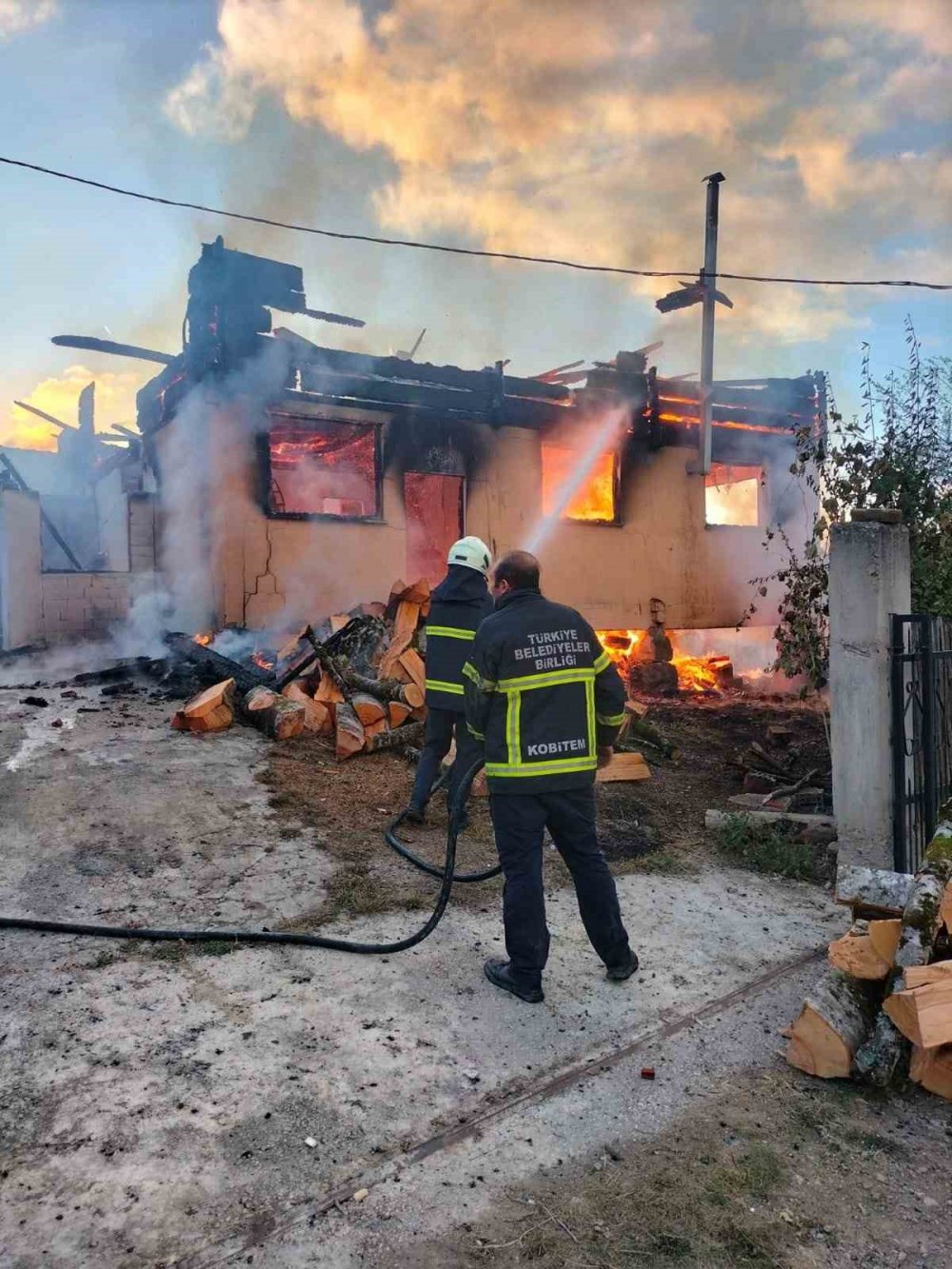 İki katlı ev alev topuna döndü