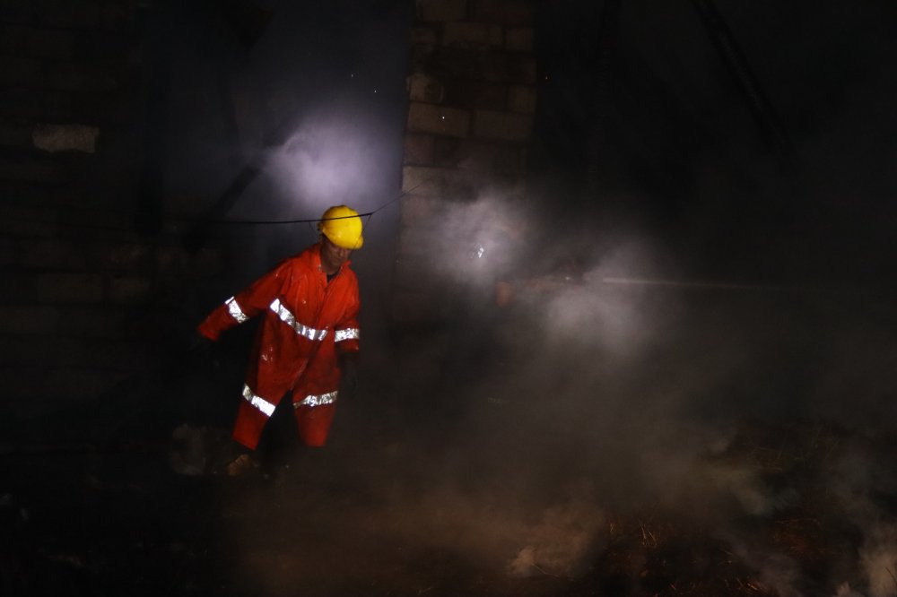 Iğdır'da 2 ahır ile 8 bin balya ot alev alev yandı