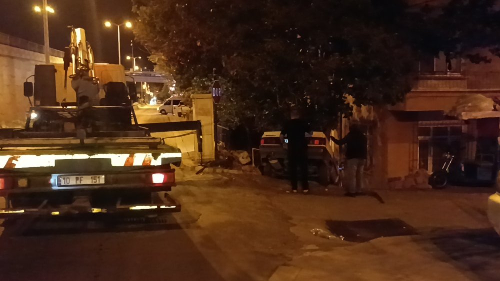 Otomobil apartman bahçesine düştü; 3 yaralı