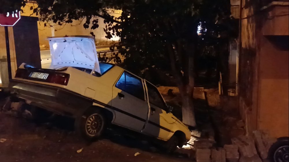 Otomobil apartman bahçesine düştü; 3 yaralı