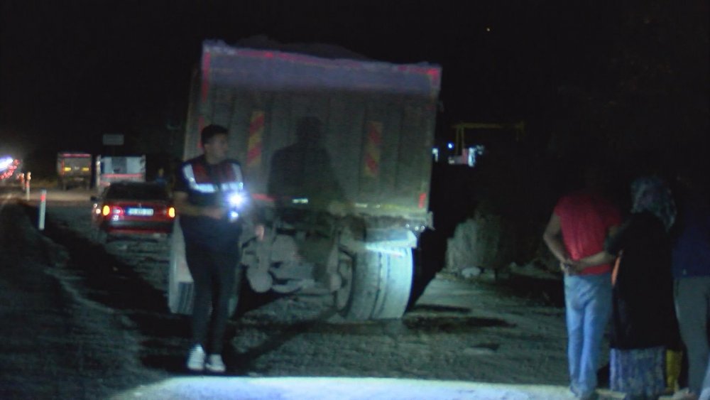 Otomobil kamyona arkadan çarptı: 1 ölü, 2 yaralı