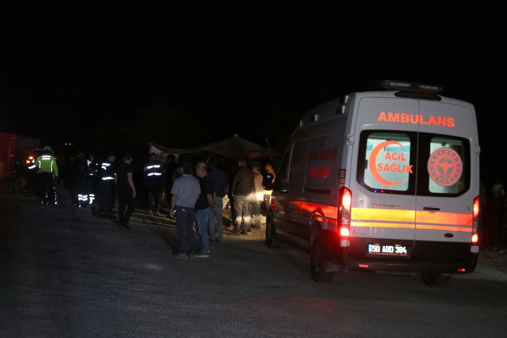 Otomobil kamyona arkadan çarptı: 1 ölü, 2 yaralı