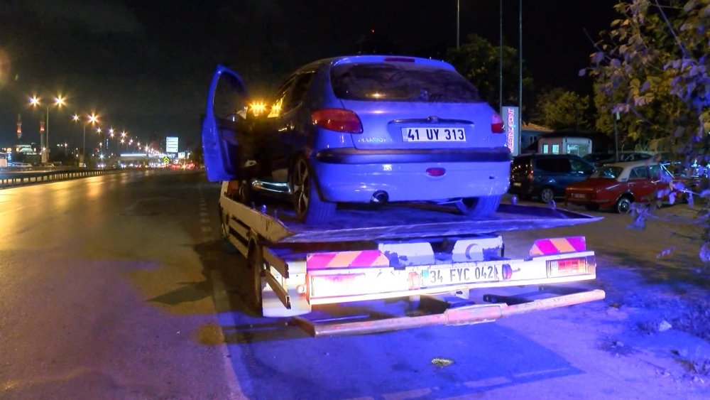 Arıza yapan araca arkadan gelen iki otomobil çarptı