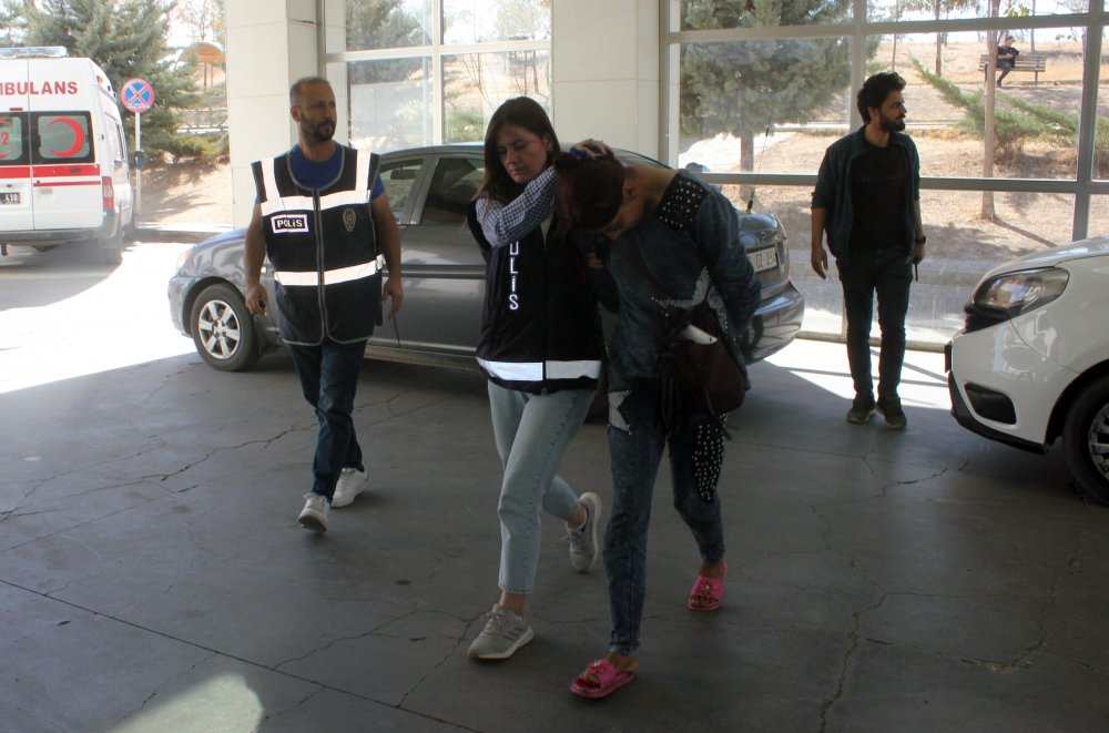 Karaman'da çaldıkları otomobille tatile giderken yakalandılar