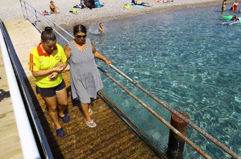 Antalya'daki Engelsiz Plaj turistlerin gözdesi oldu