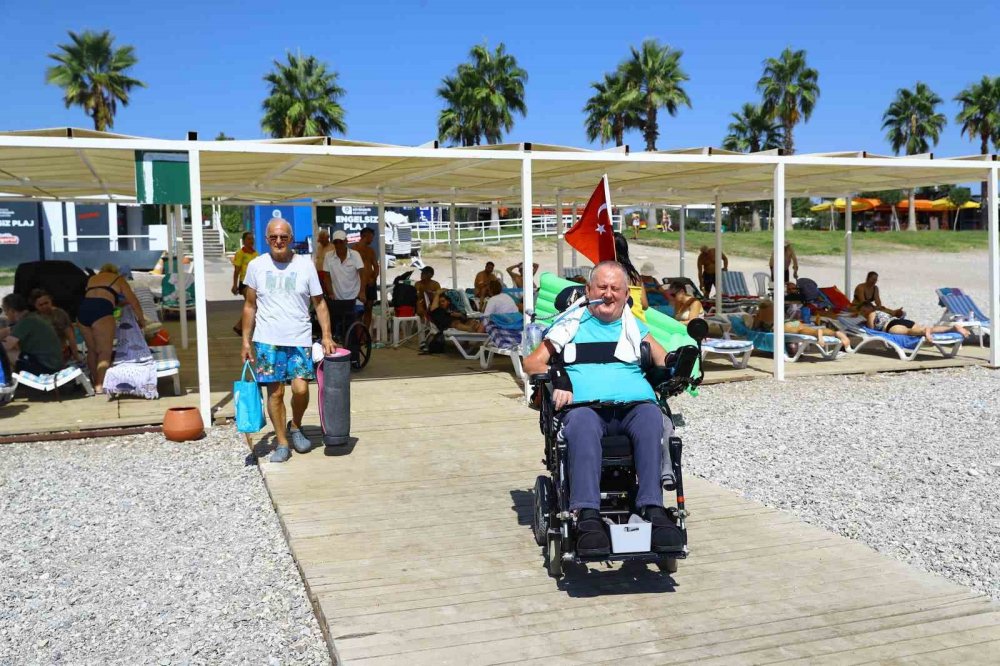 Antalya'daki Engelsiz Plaj turistlerin gözdesi oldu