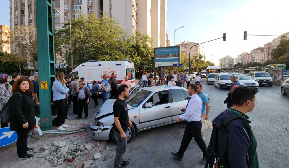 Konya'da kazada başından yaralanan sürücüye vatandaşlardan yardım