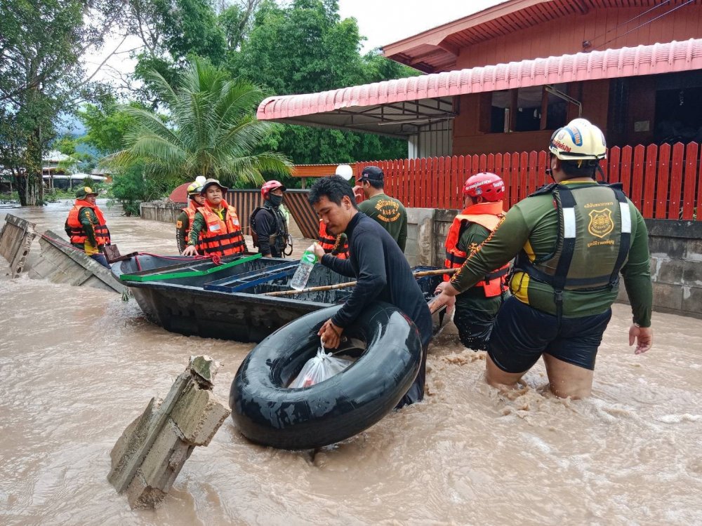 Sel suları köprüyü yıktı!