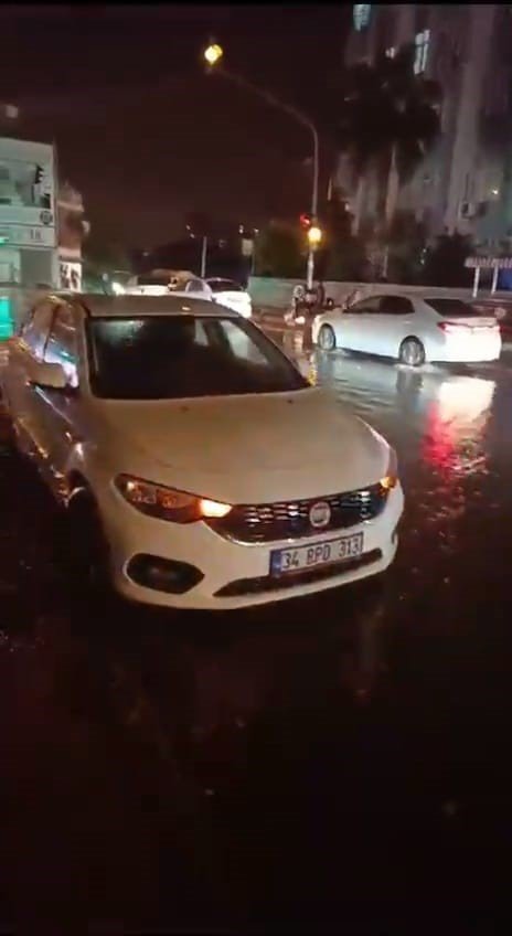 Adana'da sağanak ve fırtına hayatı olumsuz etkiledi