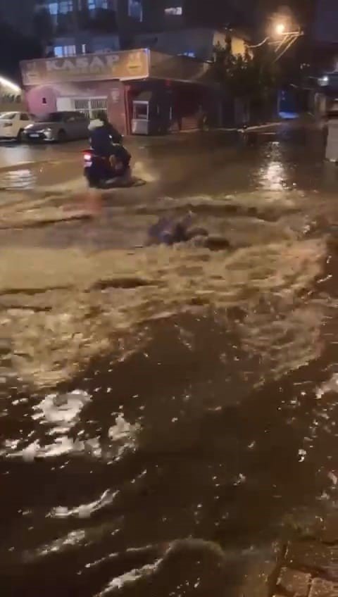 Adana'da sağanak ve fırtına hayatı olumsuz etkiledi