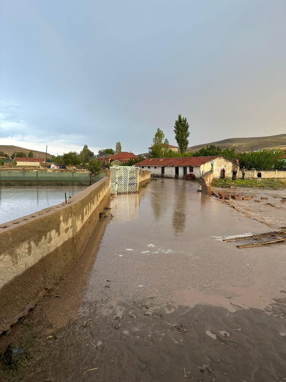 Konya'da 3 ilçede sağanak etkili oldu