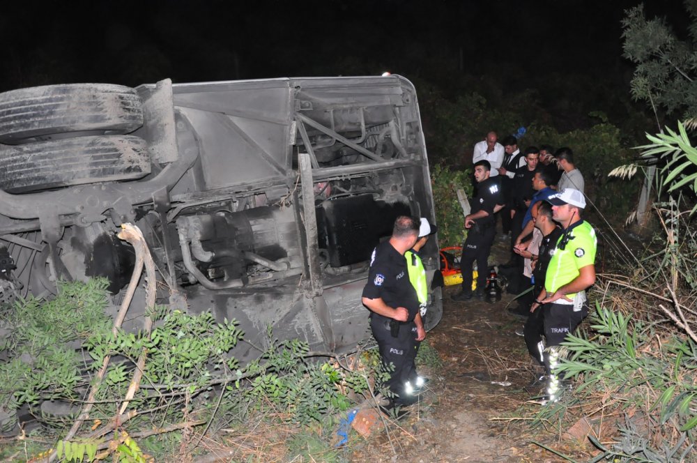 Yolcu otobüsü üzüm bağına uçtu: 15 yaralı