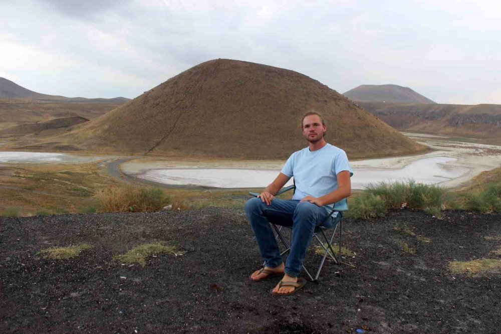 Ambulansı karavanaya çeviren turist, molayı Konya'da verdi