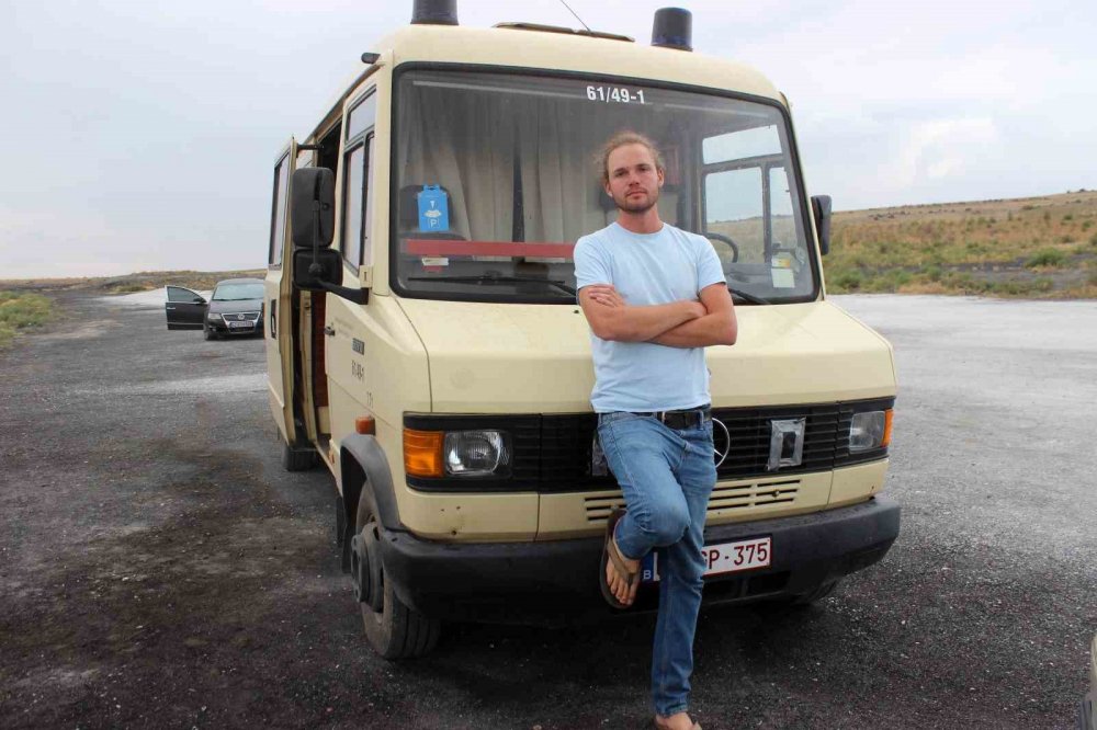 Ambulansı karavanaya çeviren turist, molayı Konya'da verdi