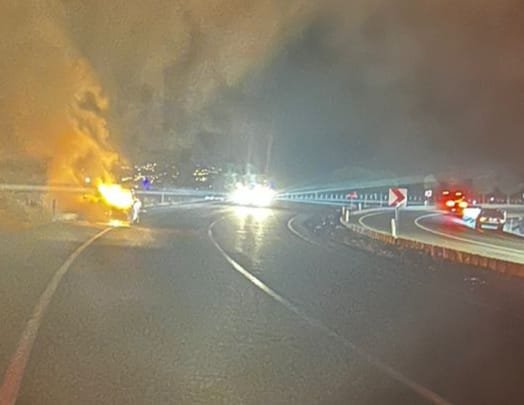 Seyir halindeki otomobil alev aldı