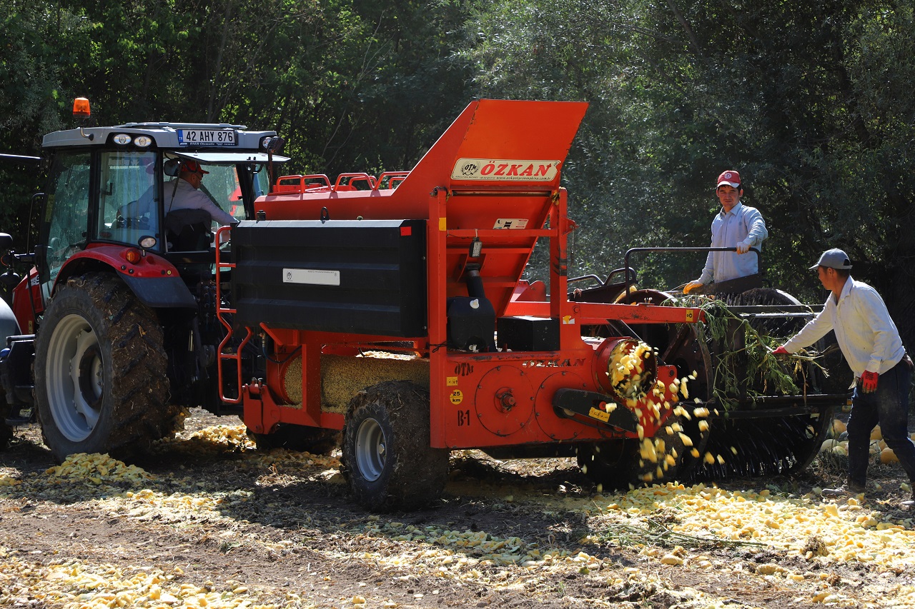 konya-buyuksehirin-cumra-ve-seydisehire-kazandirdigi-kabak-cekirdegi-eleme-tesisi-ureticiye-kolaylik-sagliyor-1.jpg