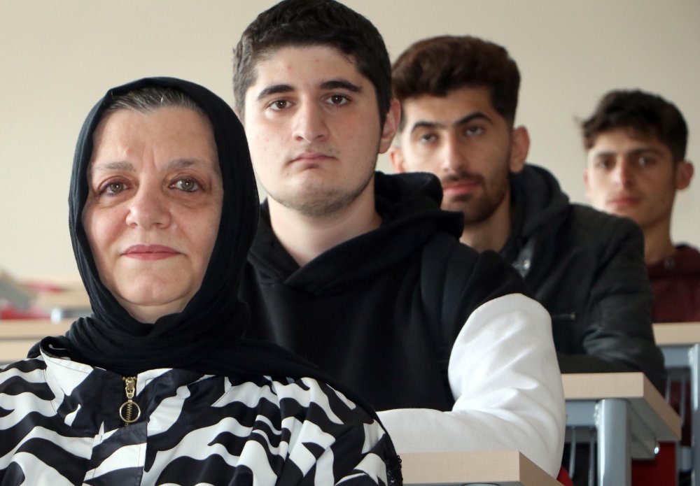 Gazeteciliğe gönül verdi! 60 yaşında üniversiteli oldu