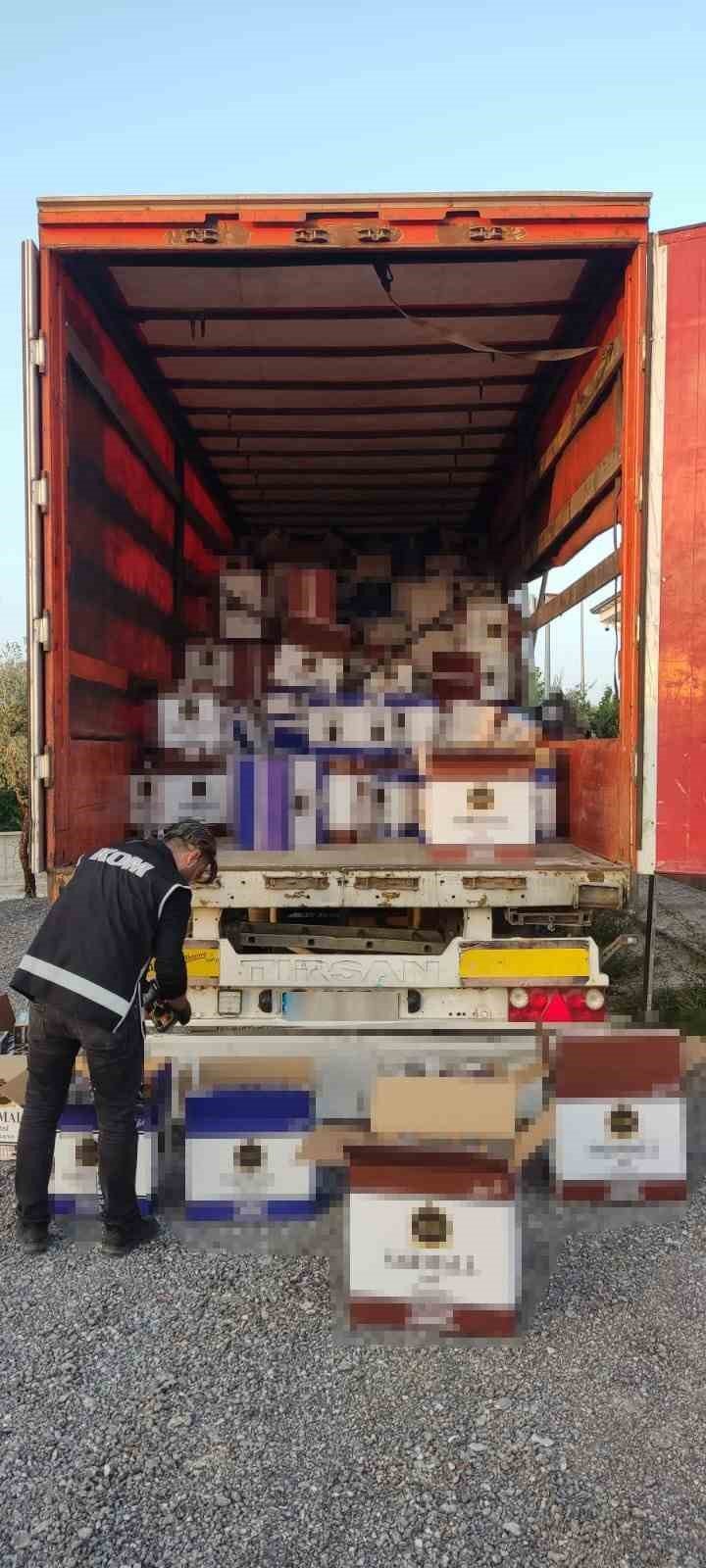 Konya’da 2 tıra operasyon! Tam 15 milyon 550 bin adet...