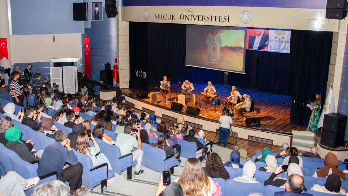 unlu-kazak-muzik-grubu-turan-selcuk-universitesinde-konser-verdi-3.jpg