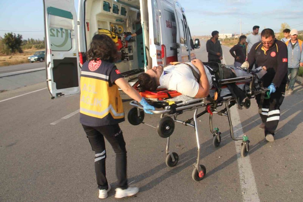 Konya 'da motosiklet levhalara çarpıp şarampole düştü