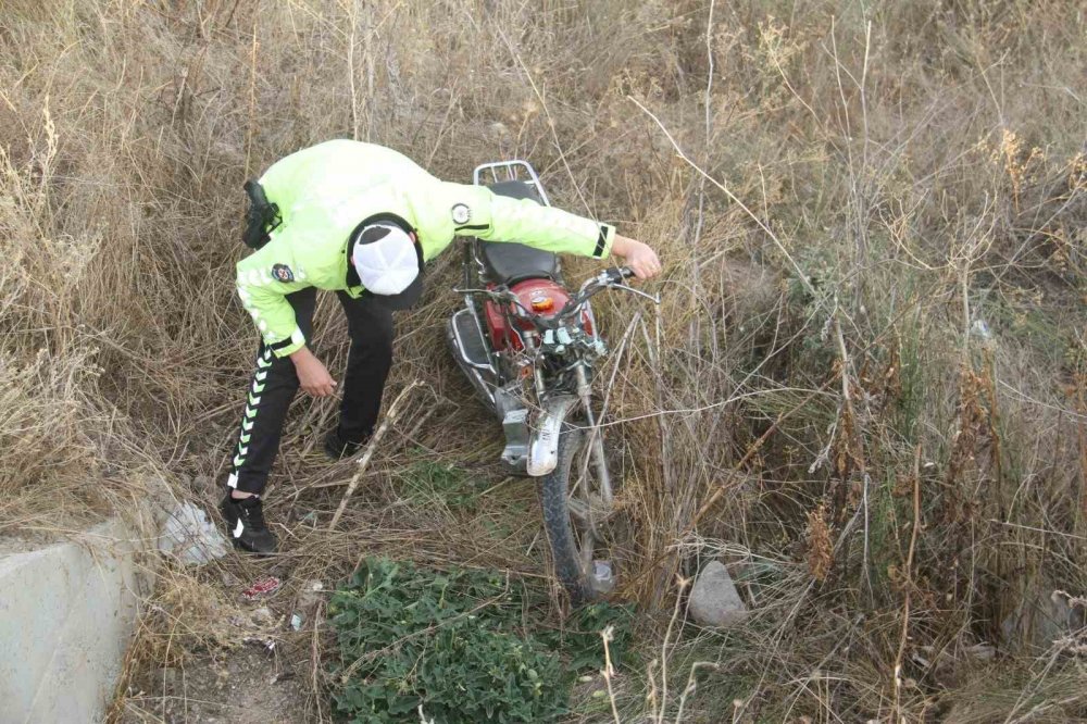Konya 'da motosiklet levhalara çarpıp şarampole düştü