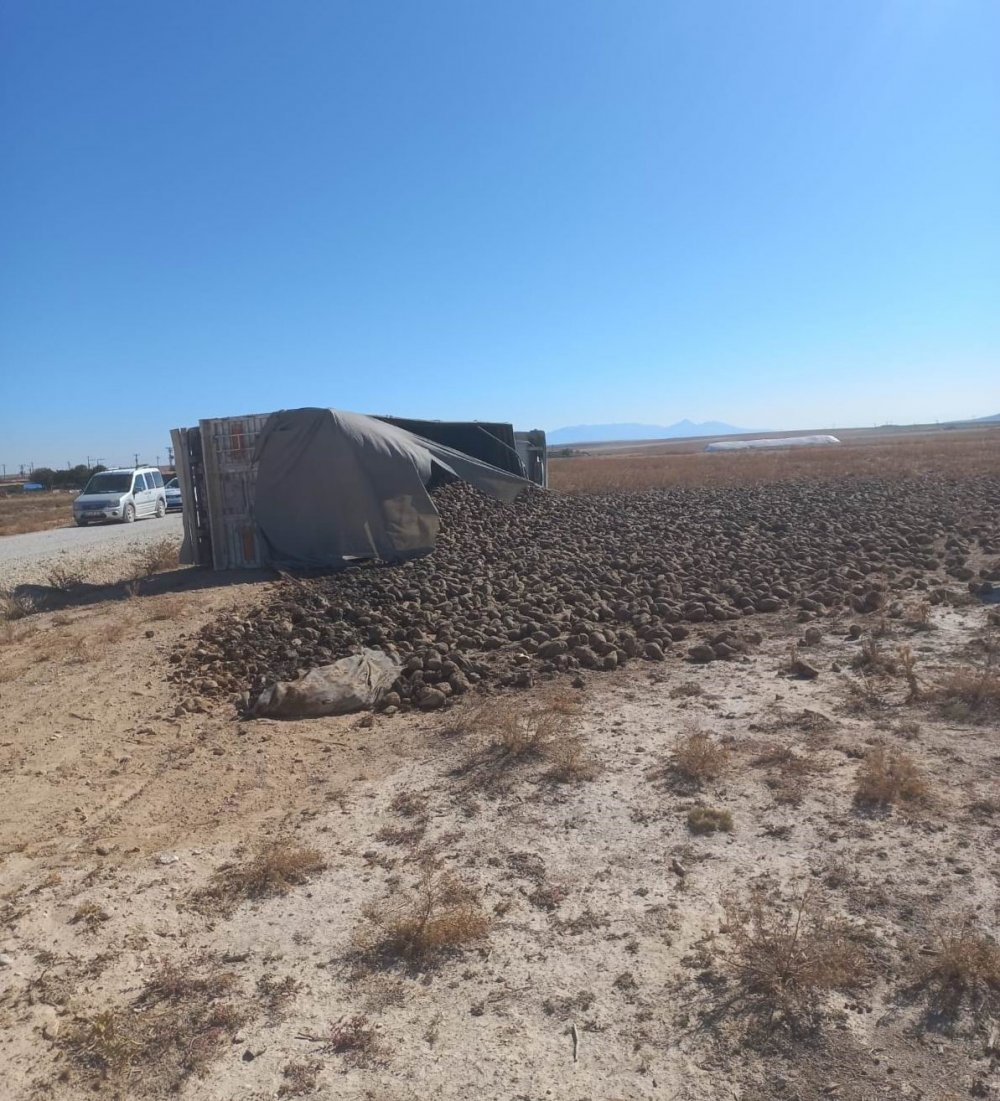 Konya'da kamyon devrildi, pancarlar yola saçıldı