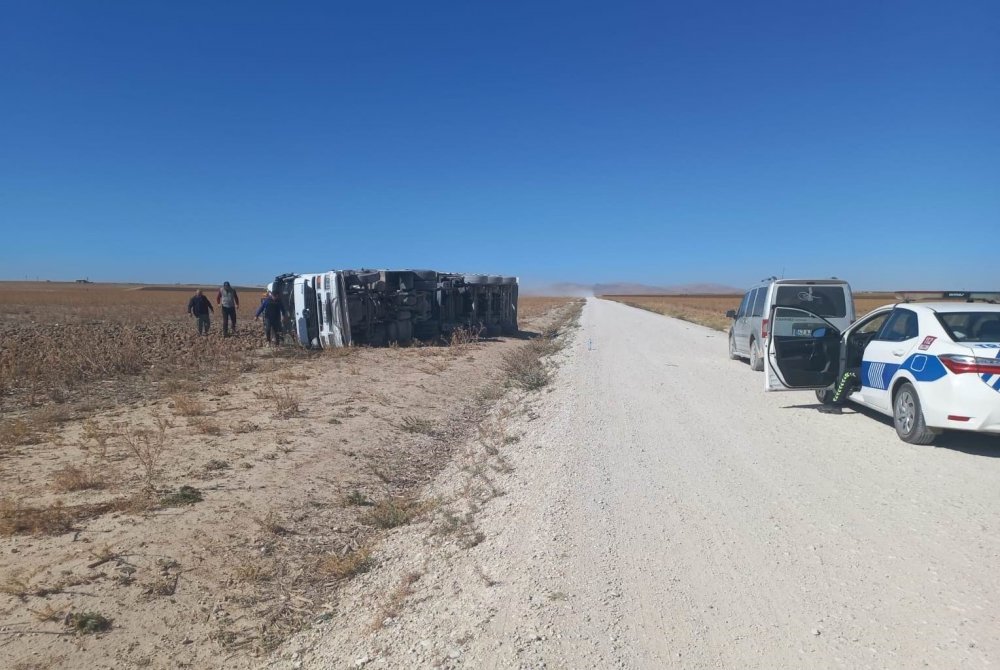 Konya'da kamyon devrildi, pancarlar yola saçıldı