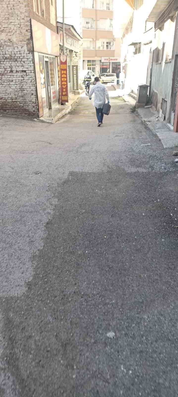 Annesiyle gönül ilişkisi olduğunu düşündüğü şahsı bıçakla yaraladı