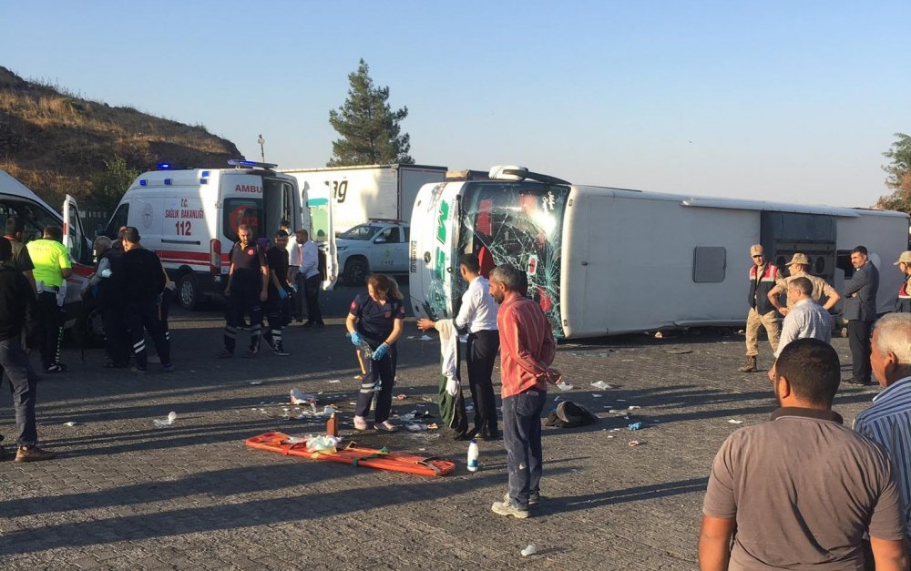 Şanlıurfa'da yolcu otobüsü otomobile çarpıp, devrildi: 2 ölü, 25 yaralı