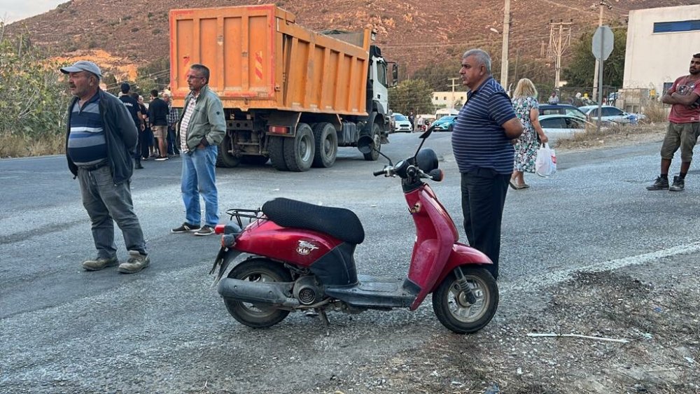 Sollama yapan hafriyat kamyonunun çarptığı motosikletli öldü; kaza kamerada
