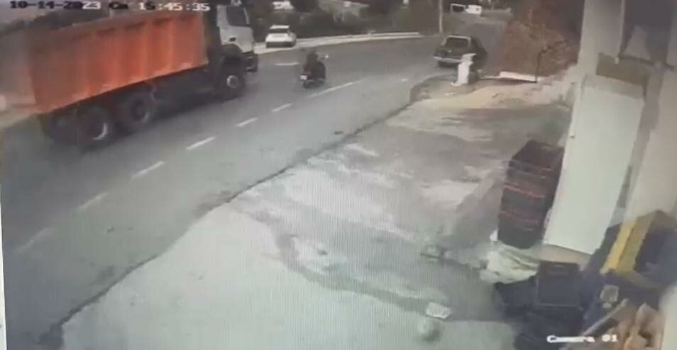 Sollama yapan hafriyat kamyonunun çarptığı motosikletli öldü; kaza kamerada