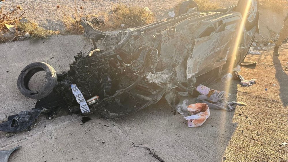 Takla atıp su kanalına devrilen otomobildeki 5 kişi yaralandı