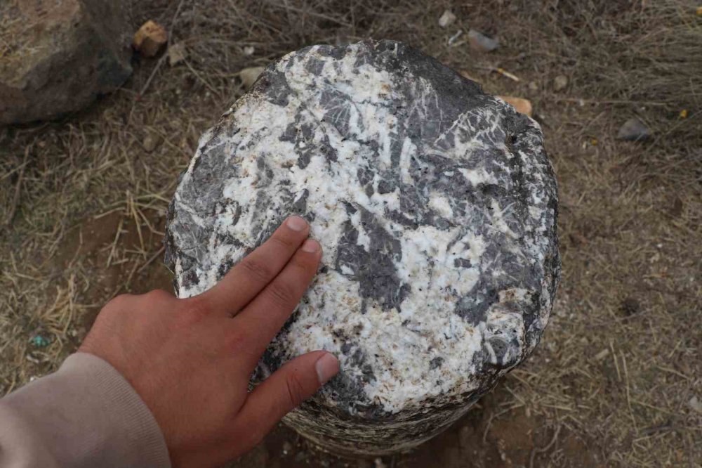 O ildeki gizemli taş, cilde iyi geliyor