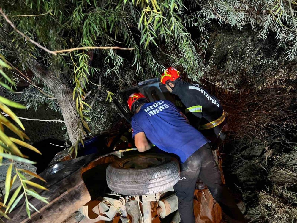 Şarampole yuvarlanan araç ağaçta asılı kaldı: 2 genç öldü, 3'ü yaralı