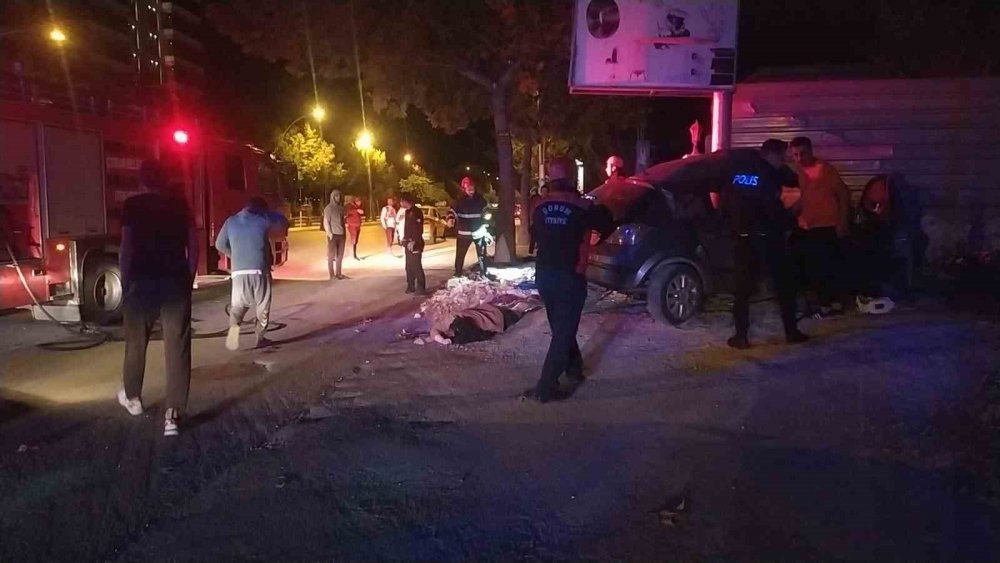 Otomobil reklam tabelasına çarptı, 3 kişi öldü
