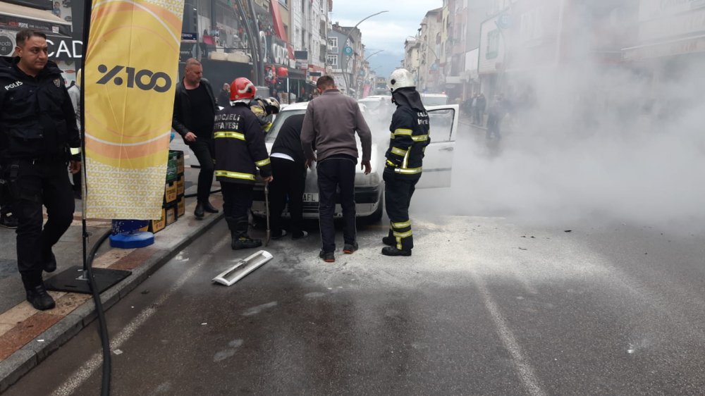 Caddede park halindeyken motoru tutuşan otomobil panik yarattı
