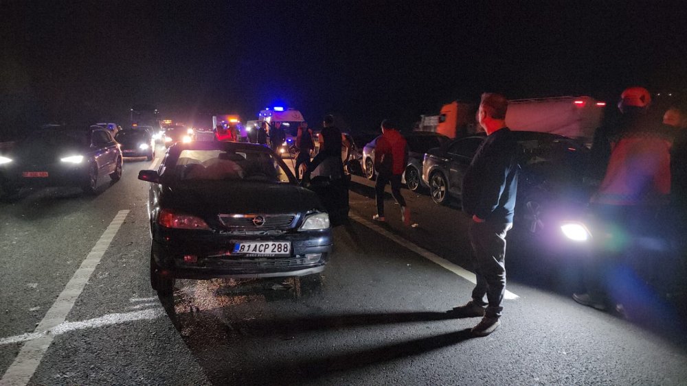 Otoyolda 11 araç zincirleme kazaya karıştı: 7 yaralı