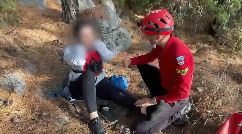 Paraşütçü ağaçta asılı kaldı, herkes şaştı !