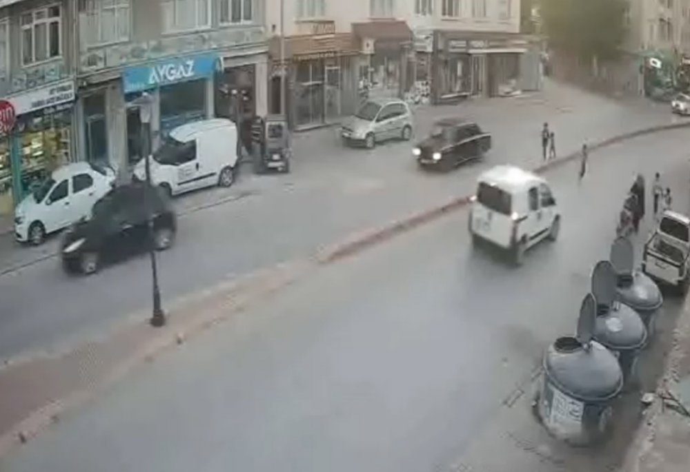 Konya'da yola fırlayan çocuğa hafif ticari araç çarptı! O anlar...