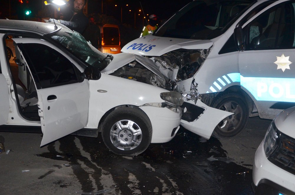Konya'da kaçan sürücünün otomobili, takip sırasında polis aracına çarptı; 8 yaralı